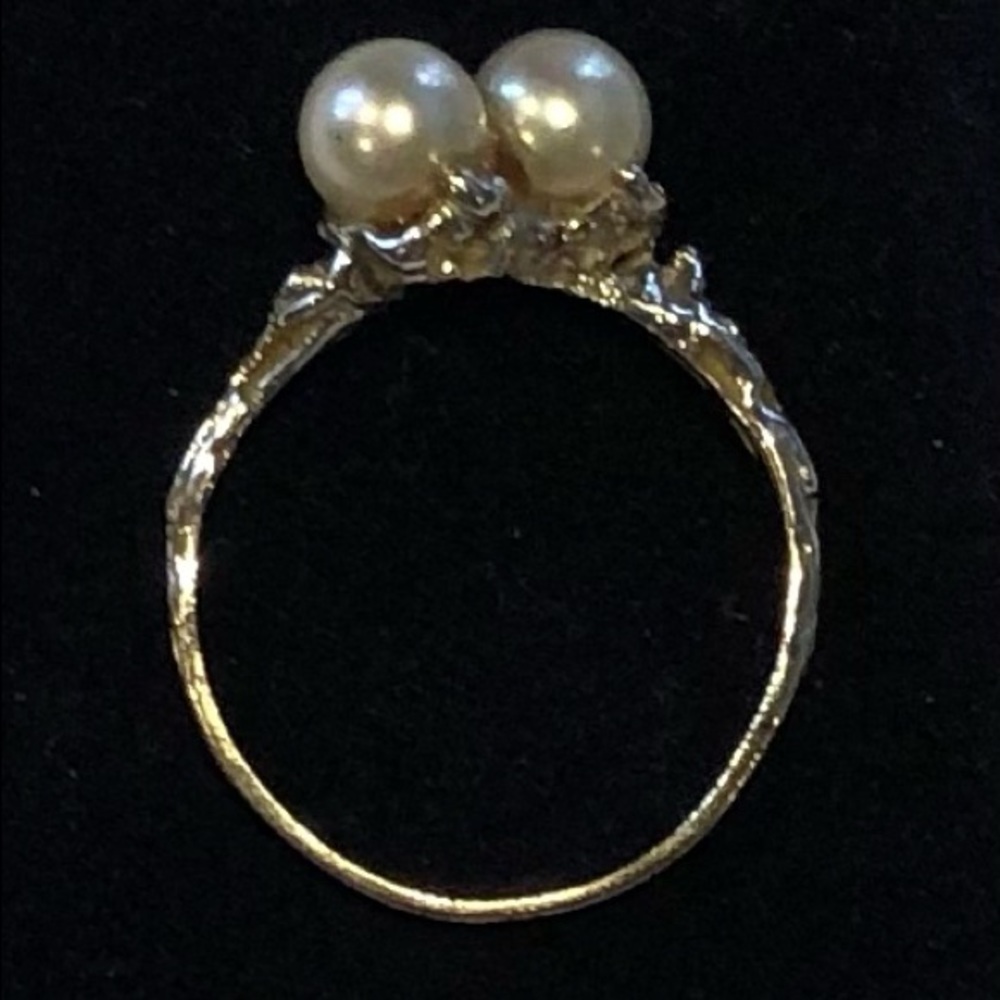 Fashion ring for someone who wears a larger size. Band is narrow.